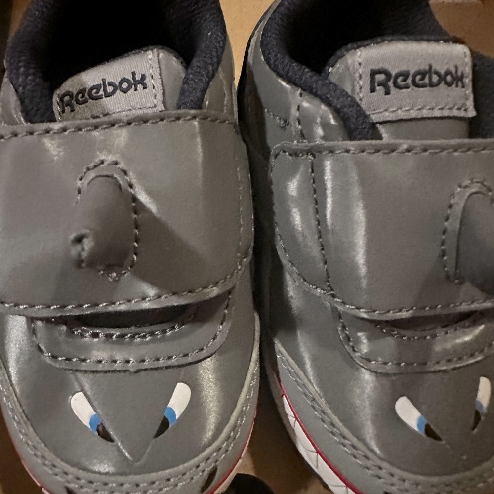 Reebok baby shoes size 4